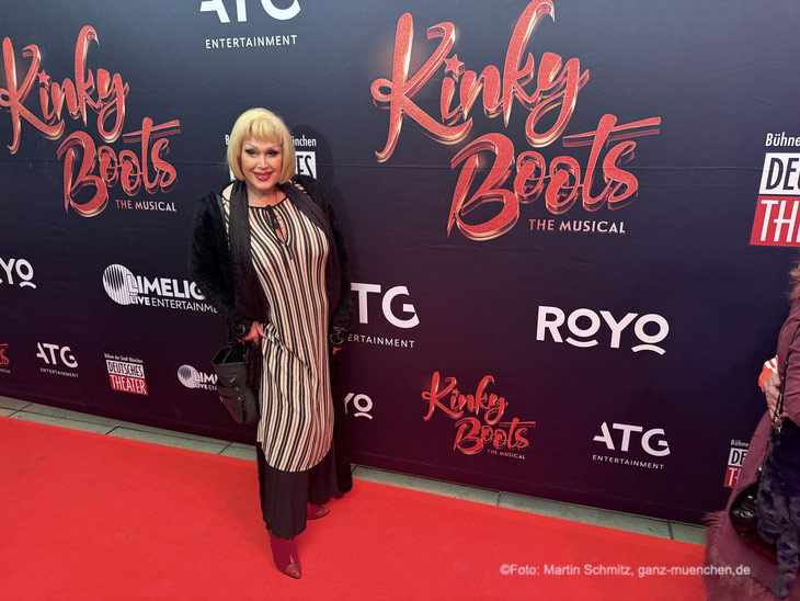 Gloria Gray auf dem Red Carpet vor der Premiere von Kinky Boots im Deutschen Theater am 29.10.2025 (@Foto: Martin Schmitz) 